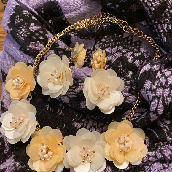 Flower necklace and earrings set. - Picture 1 of 3